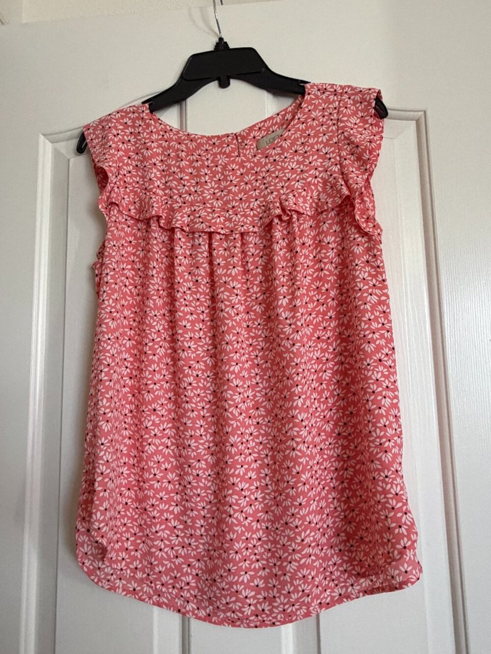 LOFT Size M Pink (Salmon) Floral Print Blouse with Flutter Sleeves